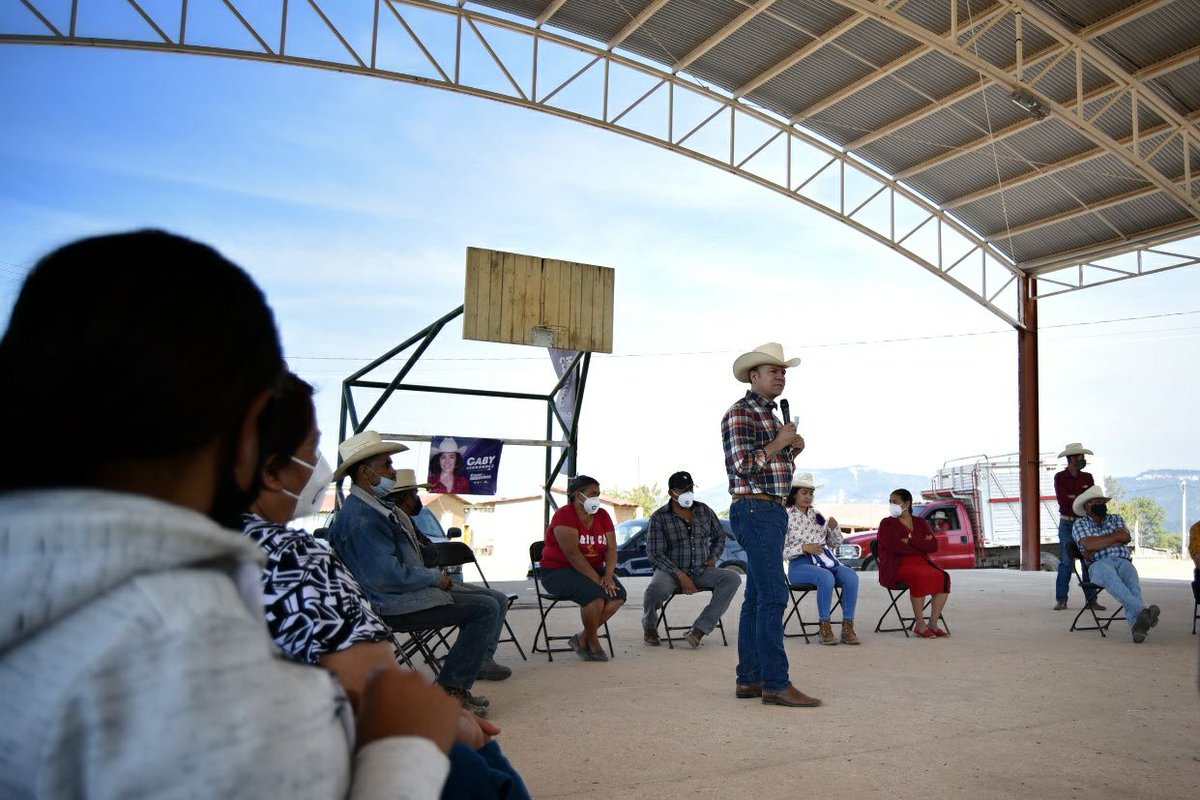 EVillegasV's tweet photo. Hoy tuve la oportunidad de acompañar a mi amiga @GabyHLopez y compartir su proyecto con las familias de #SanIsidro, #Regocijo y #ElEncinal.
Siempre es un privilegio volver y sentir la calidez de su gente.
#UnidosSomosImparables 💪🏻 https://t.co/pIPuxaNlLD