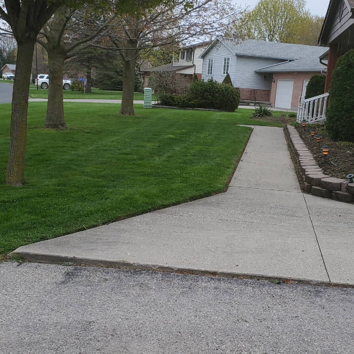 AlexFife7's tweet photo. Well #mow21 continues on tried some new stripes out today and they are pretty neat #toromowers #torotitanzx4800 #waves #greengrass #stripesmatter #lawncare https://t.co/3dm9qrzjVE