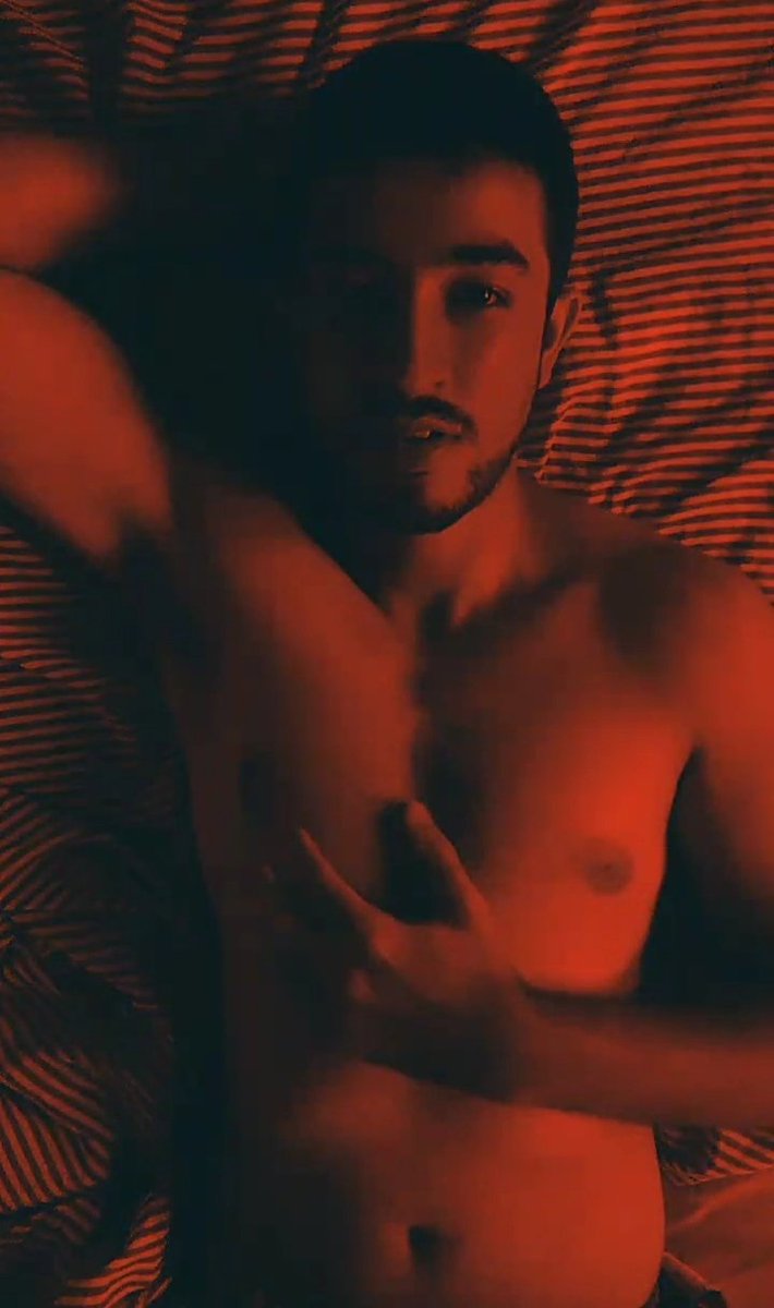 Crstark4's tweet image. dizem que vermelho e a cor mais quente 👀🔥 #LGBTQsNaMidia