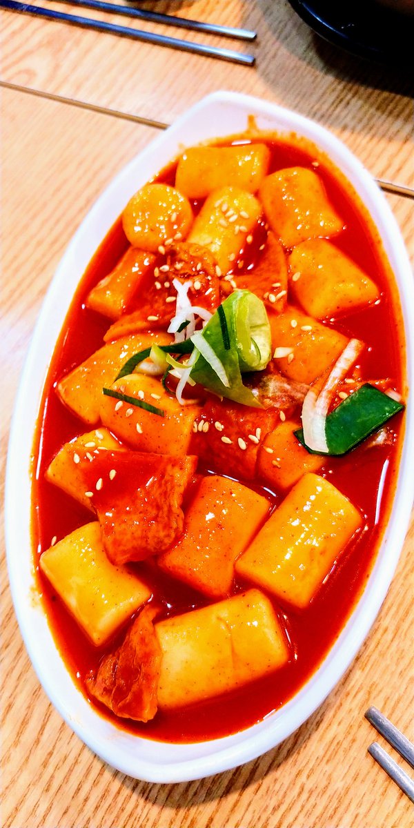 Amumal_epicure's tweet photo. 195. 한양대 악어떡볶이

떡볶이 3500

쌀떡파면 진짜 죽기 전에 한 번 가야함. 떡이 말도 안 되게 쫠깃한데 고소하게 녹아내림. 이빨에서 찰지게 쫙쫙 늘어지는데 목구멍 너머로 스무스하게 녹는게 떡이 진짜 👍 서울쌀떡볶이 집 중 떡이 최고로 좋은 듯. 여기 어묵국물도 시원해서 좋음. https://t.co/a7WCdY901l