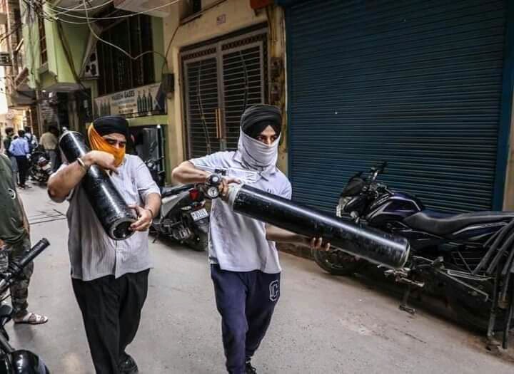 KhapChUdaivirS's tweet photo. दिल्ली में मुफ्त ऑक्सीजन बांट रहे सिक्खों से अब किसी ने नहीं पूछा कि सरदार जी पैसे की फंडिंग कहां से हो रही हैं !  
लोगों की सेवा करना इनके खून में है https://t.co/uTG6m567BP