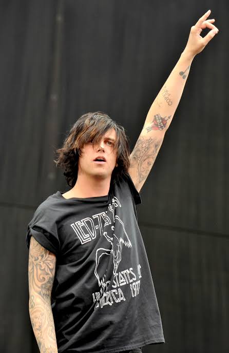 Happy birthday my favorite vocalist Kellin Quinn of sleeping with sirens    