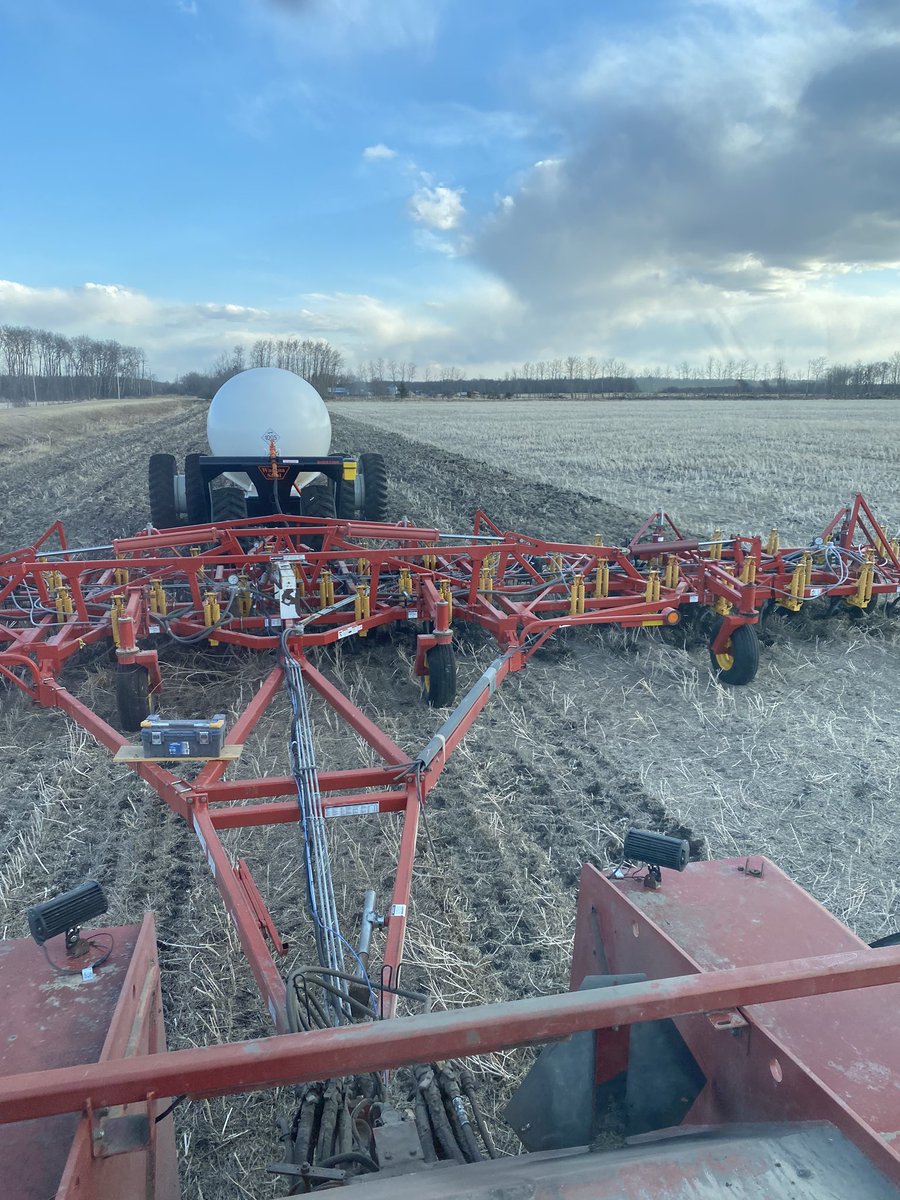 Warks25's tweet photo. That’s a big anhydrous tank 👀 https://t.co/QGTF99AhVS