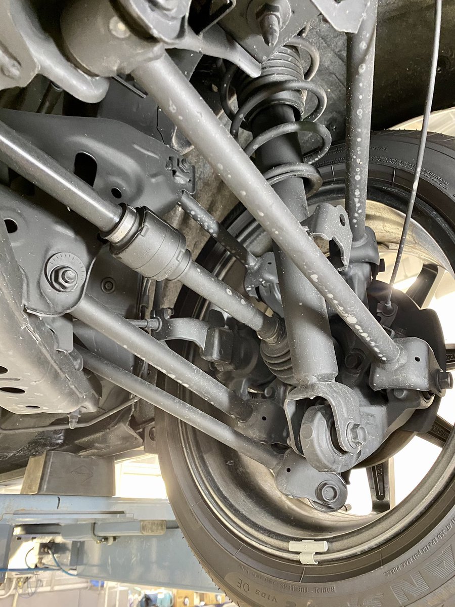 ひんびす 100ロド Mazda3 Cx 30納車待ち 100ロド１ヶ月点検でいろいろ見れて楽しかった 人馬一体を支えるパワープラントフレーム At車用のディファレンシャルギアはこんな感じ 前輪のダブルウィッシュボーン式サスペンション 複雑怪奇 後輪の5