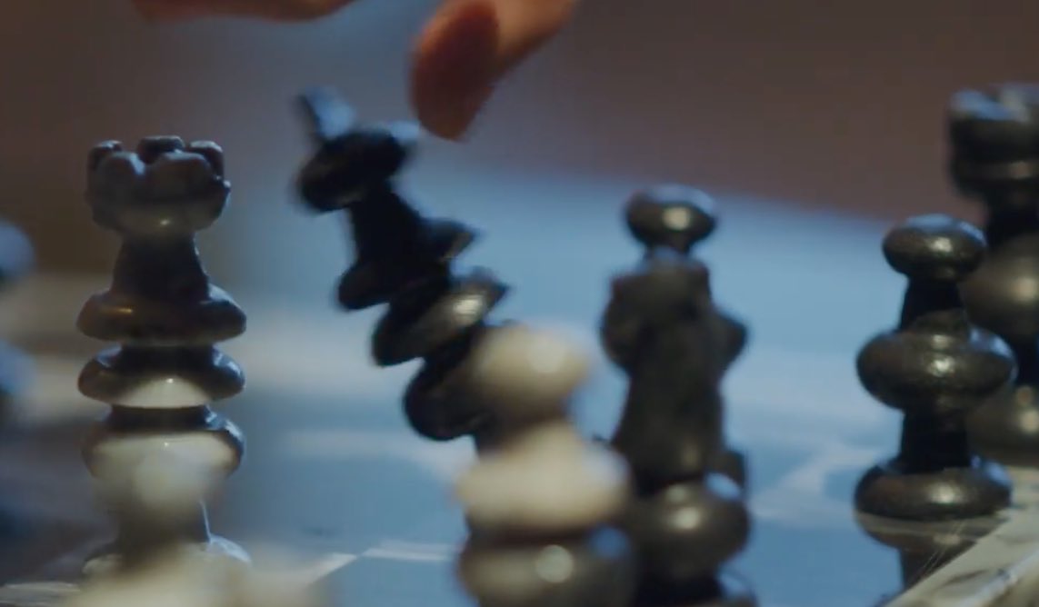 The fallen Black King and the white pawn combined makes me think that the shooting at the end of  #VincenzoEp17 might just very well be a plot. Vincenzo TAKES HIMSELF OUT OF THE GAME with the help of his WHITE PAWN, Han Seo.