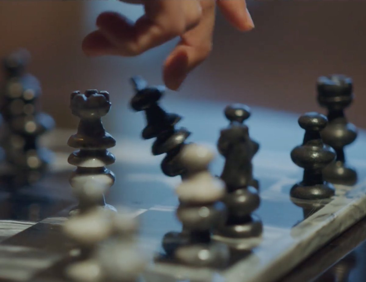 Early on in  #VincenzoEp17 we have Vincenzo playing chess with HIMSELF. In that shot you can see him knocking down a KING piece. Now this could symbolize him DELIBERATELY taking himself, the BLACK KING out of the picture.