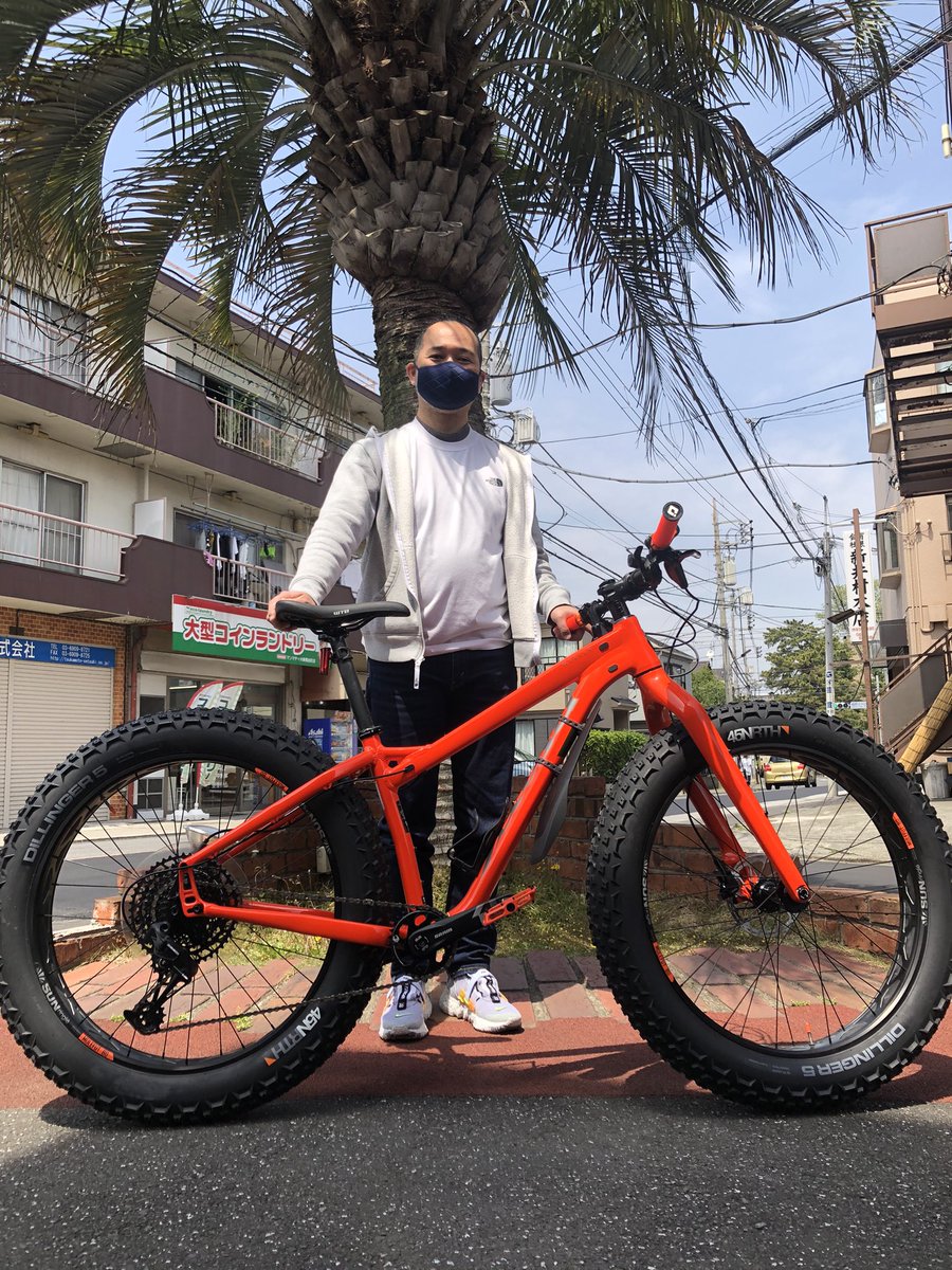 astbikes's tweet photo. お友達に #fatbike を勧められて購入頂きました。ありがとうございます😊早速綺麗なオレンジフレームに合わせてプチカスタムでグリップとペダルを取付ました。#fordrapter  にも似合ってますね^_^
#salsabikes 
#mukluk 
#astbikes
#astforest
#光が丘公園
#成増
#練馬
#板橋
#和光市
#秩父市 https://t.co/Bx8eRezeGf