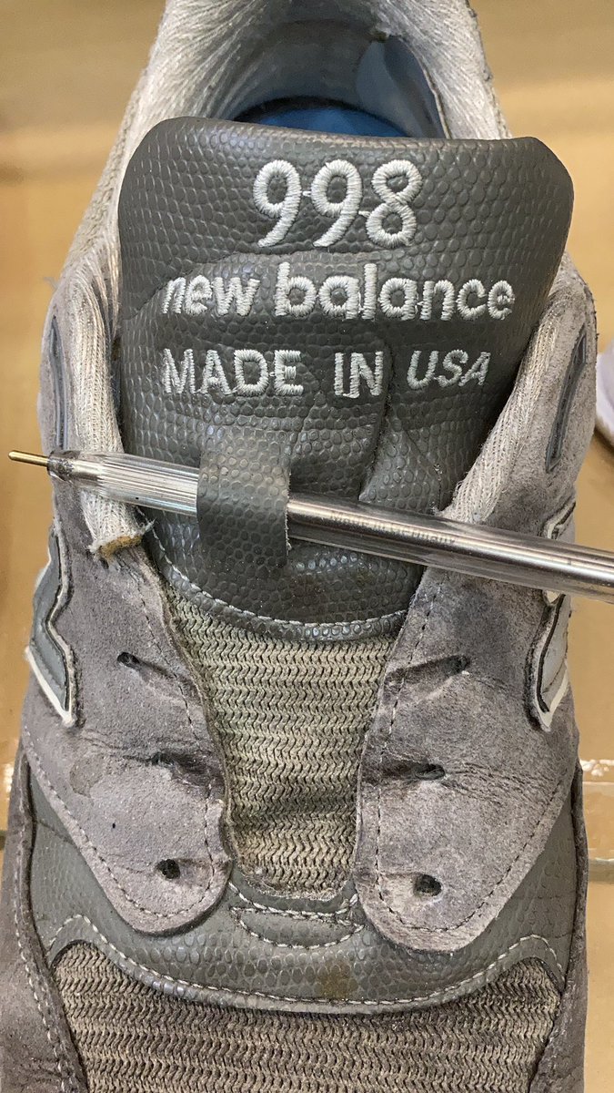 足と靴の無料相談 毎日靴ブロガーのコマツ ものすごくどうでもいいことですが ニューバランスのベロどめは 本来の切り込みの外側に1本 カッターで切り込みを入れて 紐を通すと ベロが真ん中で安定してくれます ニューバランス