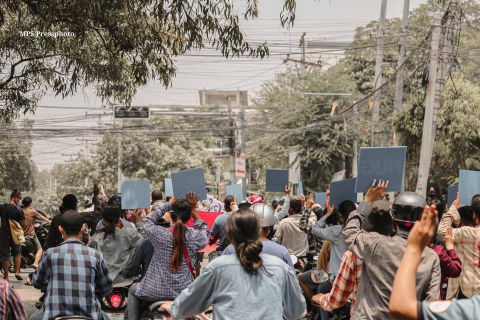 Students Union Strike in Mandalay continued marching on the streets in defiance of military coup chanting “We won’t go to school under coup” and “We welcome NUG”. #Apr25Coup #ASEANsupportNUG #WhatsHappeningInMyanmar