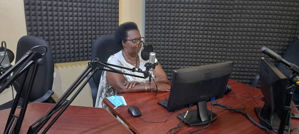 INDEMYAMIHIGOS1's tweet photo. @NICrwanda @GisagaraDistr @DMigambi @Bamporikie @RamburaSector Nonaha turi gukurikirana kuri Radio RC Huye gahunda turimo yo kwibuka. https://t.co/JGMKysbpJA