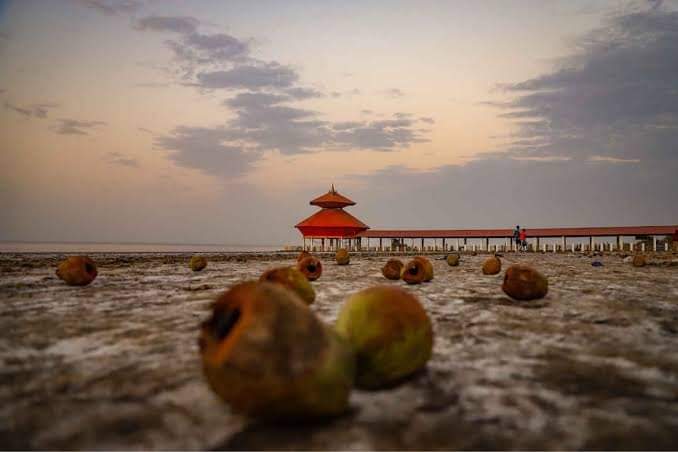 Every day, during the high tide hours, the temple submerges, and when the tide level becomes normal, the temple reappears again. The Temple houses a 4 feet high Shiva lingam. The Lingam can be seen during low tide. The visit to the temple should be planned in such a way that..5/n