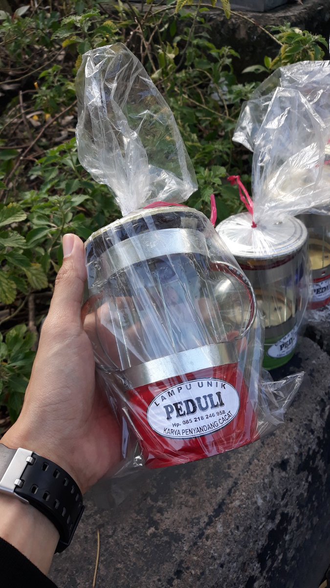 Twitter pls do your magic!
Bapak ini namanya Pak Suprapto. Beliau seorang penyandang disabilitas. Tiap weekend beliau jual lampu minyak di MERR setelah polsek rungkut. Buat temen2 yg srg lewat silakan dibeli jualan bapaknya. Sedikit yg kita bagi, buat beliau sangat berarti.