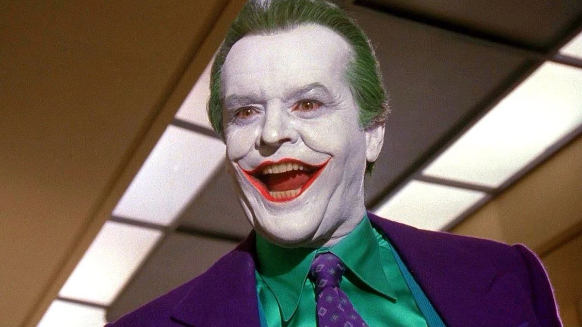 Jack Nicholson est choisi à son tour pour l'incarner dans le film de Tim Burton, "Batman" (1989). On en sait un peu plus sur son passé. Il s'appelle Jack Napier et fait partie de la mafia de  #Gotham avant de tomber dans l'acide.