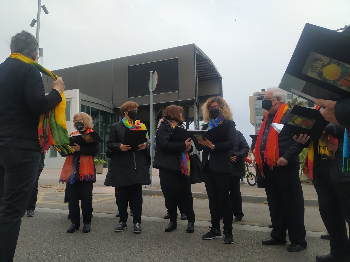 ara! La Coral Talia ens amenitza el tall al lateral de Gran Via Sabadell #RecuperemLaCiutat <a href="/AvCovadonga/">AV de Covadonga</a>