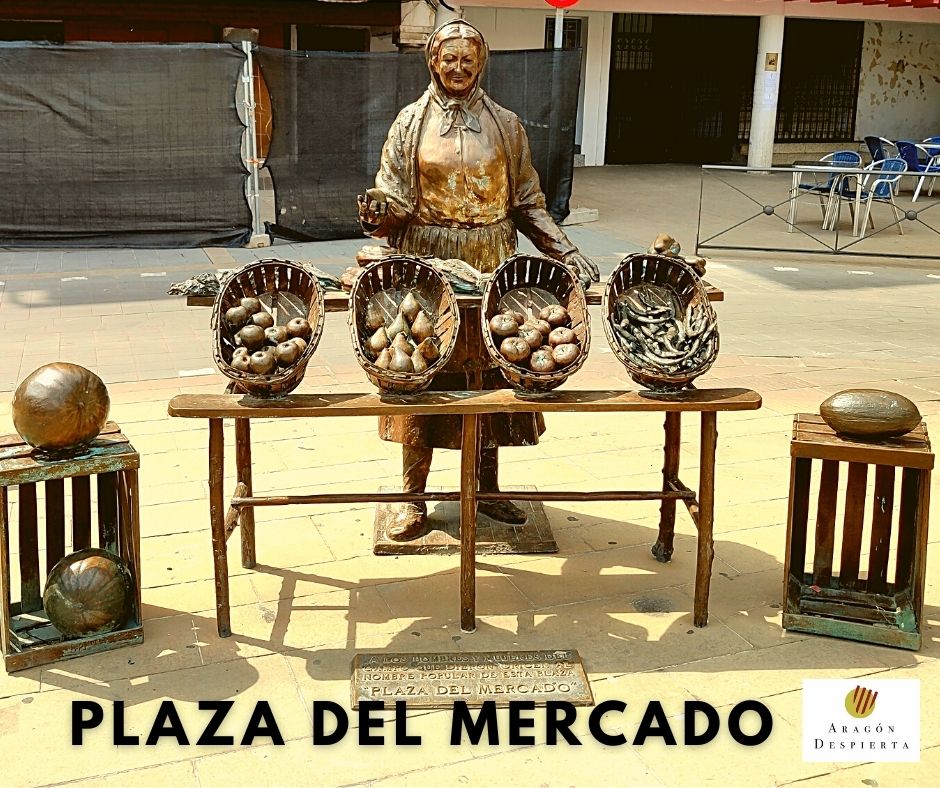 AragonDespierta's tweet photo. 🙂🙂 ¿En cuántos pueblos de #Aragón existe una "Plaza del #Mercado"? Pues bien, en homenaje a los hombres y mujeres del #campo que dieron origen al nombre de estas plazas, en #Calatayud se ubica esta bonita escultura de bronce del autor Luis Moreno.

#Aragóndespierta https://t.co/hQIElDhM8w