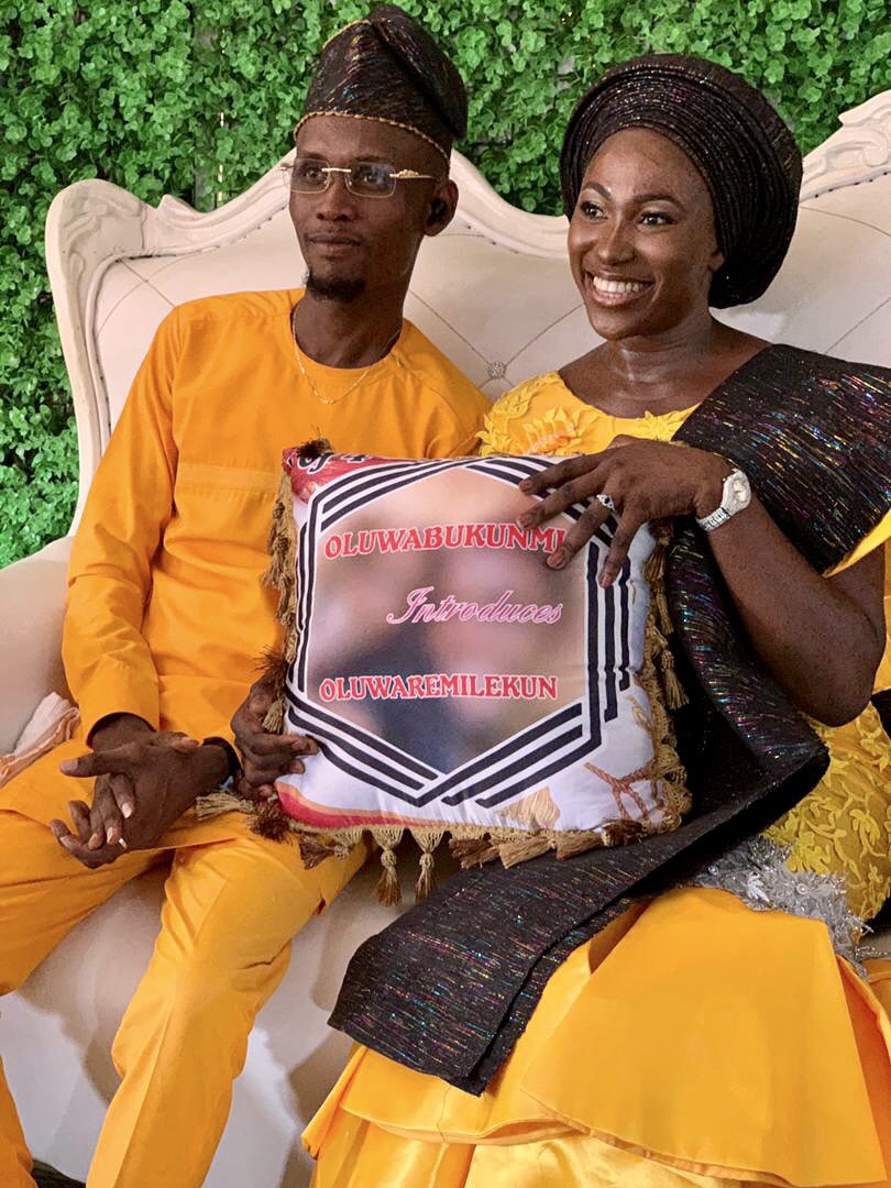 oluwahunter13's tweet image. She said ENOUGH OF YOU SNEAKING IN AND OUT OF OUR HOUSE... Come, let me introduce you to my people officially... And I was fully accepted. #1of4