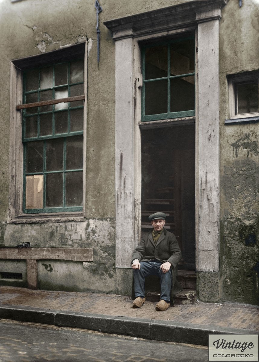 Colorizer2's tweet image. Vroeger was alles beter toch? Nou niet als #bejaarde in de Joodse buurt in #Amsterdam in 1916. Het was soms #armoe troef. 
Tip: @AmsterdamKunst heeft hele mooie posts over deze buurt gedeeld. 

Voor meer: vintagecolorizing.com #vroeger #joods #vroegerwasallesbeter #geschiedenis