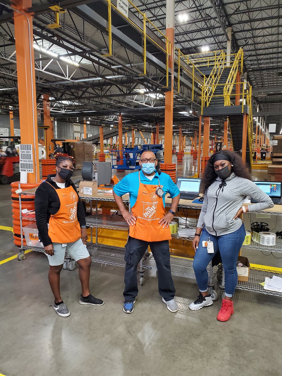 It's mismatch shoe day here at 5088. The QA Team is on point. Way to go Jhordan and Tatiana. <a href="/rdc5088WCOL/">RDC5088 WColumbia</a>, @kristy_bustos , <a href="/MarquisMurray5/">Marquis Murray</a>, @JustinW5088