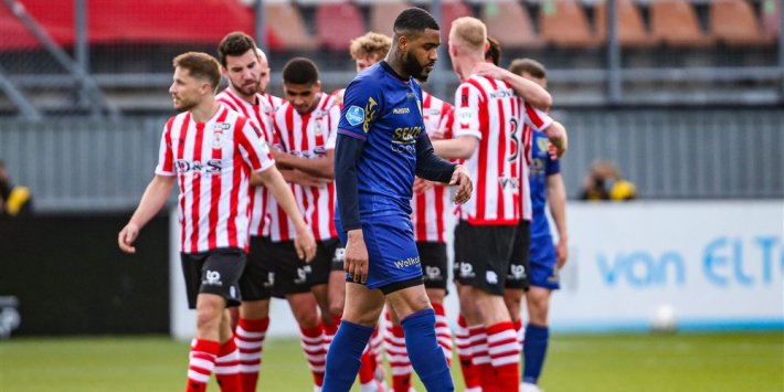 oranjefussball's tweet photo. VVV-Venlo rutscht immer weiter in den Abgrund. Das Team von Jos Luhukay verlor bei Sparta Rotterdam mit 0:2 - die elfte(!) Niederlage in Folge.
Die Venlonaren liegen auf dem 16. Platz, bei einem Sieg von Emmen gegen Heracles heute fiele die VVV auf einen Abstiegsrang. #spavvv https://t.co/Q2ryPmmQcj