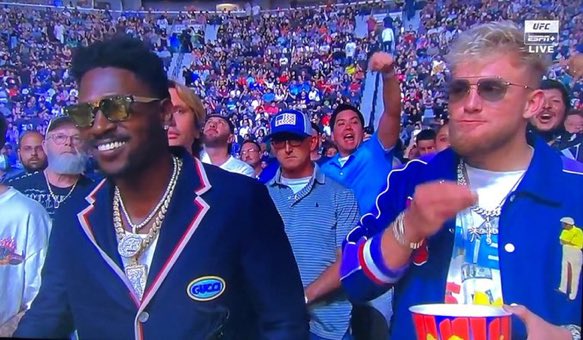 NFL_DovKleiman's tweet photo. Mike Evans, Tom Brady, Ryan Griffin and Blaine Gabbert all sat together at #UFC261 

Antonio Brown? he chose to sit next to Jake Paul. https://t.co/TmbMnCs5ZC