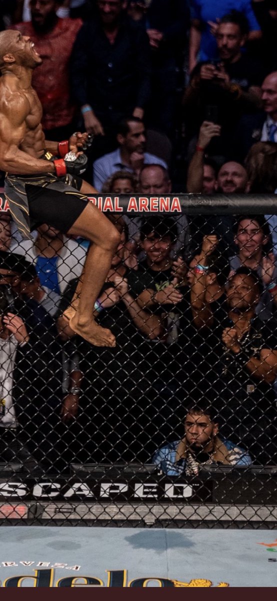 itzel_j23's tweet photo. Lmao.... Anuel AA is sooo mad 😂 #UFC261 https://t.co/ViLS8SZGm4