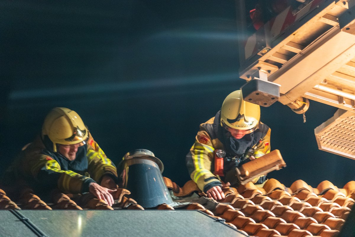 Schoorsteenbrand in Assendorp snel onder controle Lees meer bij @WeblogZwolle :. #zwolle.