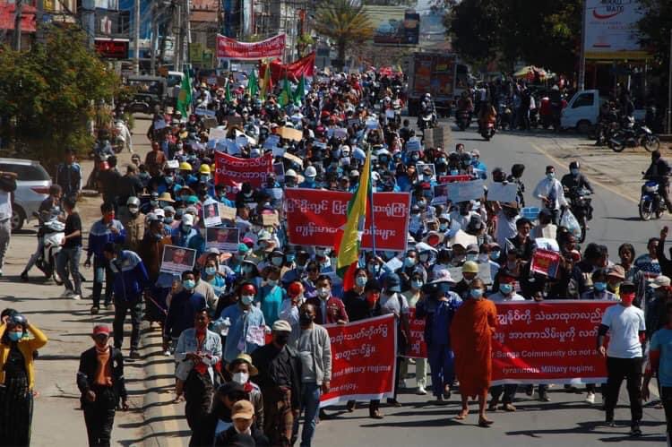 📍Pyin Oo Lwin
Thousands of people against the coup STRIKE this morning 
#WhatsHappeningInMyanmar 
#Apr25Coup 
#ASEANsupportNUG