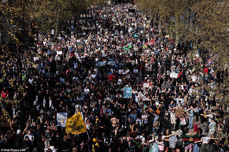 SuzanneEvans1's tweet photo. Enormous crowds on #londonprotest yesterday - 500,000+ I reckon - so reading social media reports that @BBCNews gave it no mention whatsoever was hard to believe. But I’ve just checked and its true. Nothing on @twitter or Website. They really are a total disgrace. https://t.co/ye2PoVKkcP