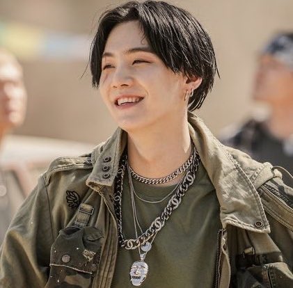 syubhoya's tweet photo. agust d                                   agust d
(2016)                                     (2020) https://t.co/iezxusJGfC