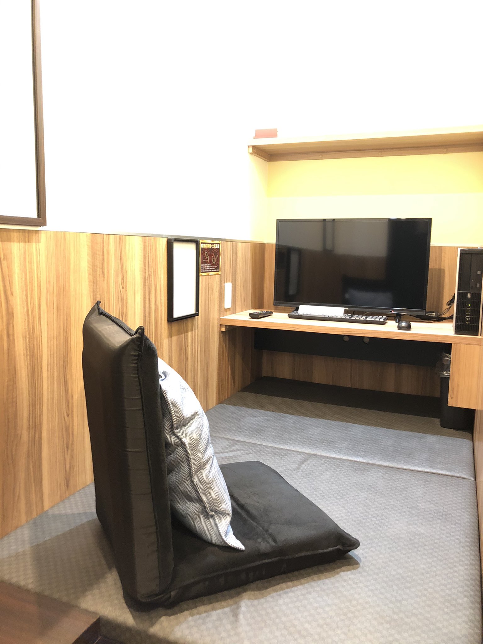 ネットカフェ 道玄坂netroom1 St 公式 本日より緊急事態宣言 当店は変わらず24時間営業中 テレビ会議 オンライン講習等 完全個室なので気にせず利用可 緊急事態宣言でも楽しもう テレワーク ネカフェ インターネット インターネット カフェ