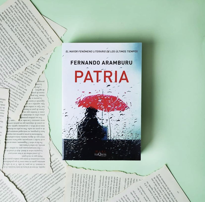 opinalibros_'s tweet photo. “El mayor fenómeno literario de los últimos tiempos”. ✨

Eso es lo que dicen de #Patria de @FernandoArambur, y nosotras no podemos estar más de acuerdo.
@TusquetsEditor @edit_planeta 

Lee nuestra reseña sobre la novela:
https://t.co/6XJov2RtjK https://t.co/JRWxGoHjye