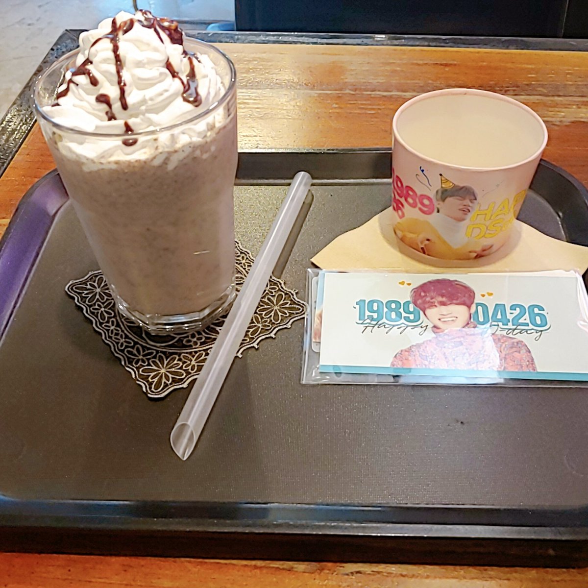 ppeushong's tweet photo. #댓댓따리가_대성이의_생일을_축하해 
오늘도 왔다 히힛 오늘은 쿠키앤크림프라푸치노💕 맛있네용
대성이는 오늘도 예쁩니다 지금은 아파 나오는 중...!!
@HDB_2021 https://t.co/QNk4eEbF0v