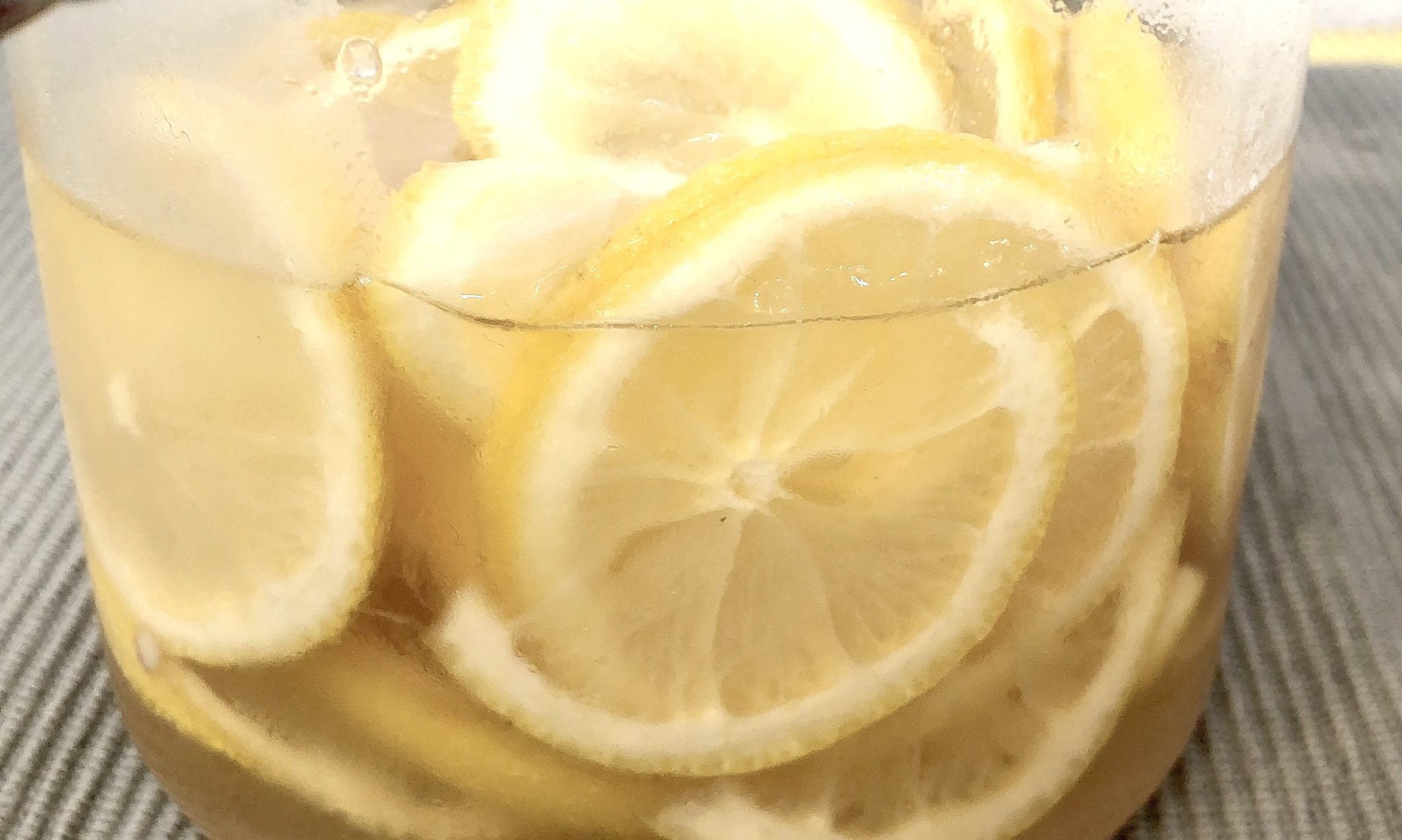 かおりんりん 丁寧な暮らしが憧れなので蜂蜜レモン作ったらqolが爆上がりしてしまった 蜂蜜レモン疲労回復 にもいいから夏バテにも最適だし蜂蜜とレモンは美容にも相性抜群なコンビ お湯と割ってレモネードもいいし炭酸水と割ったらさっぱり 風邪予防