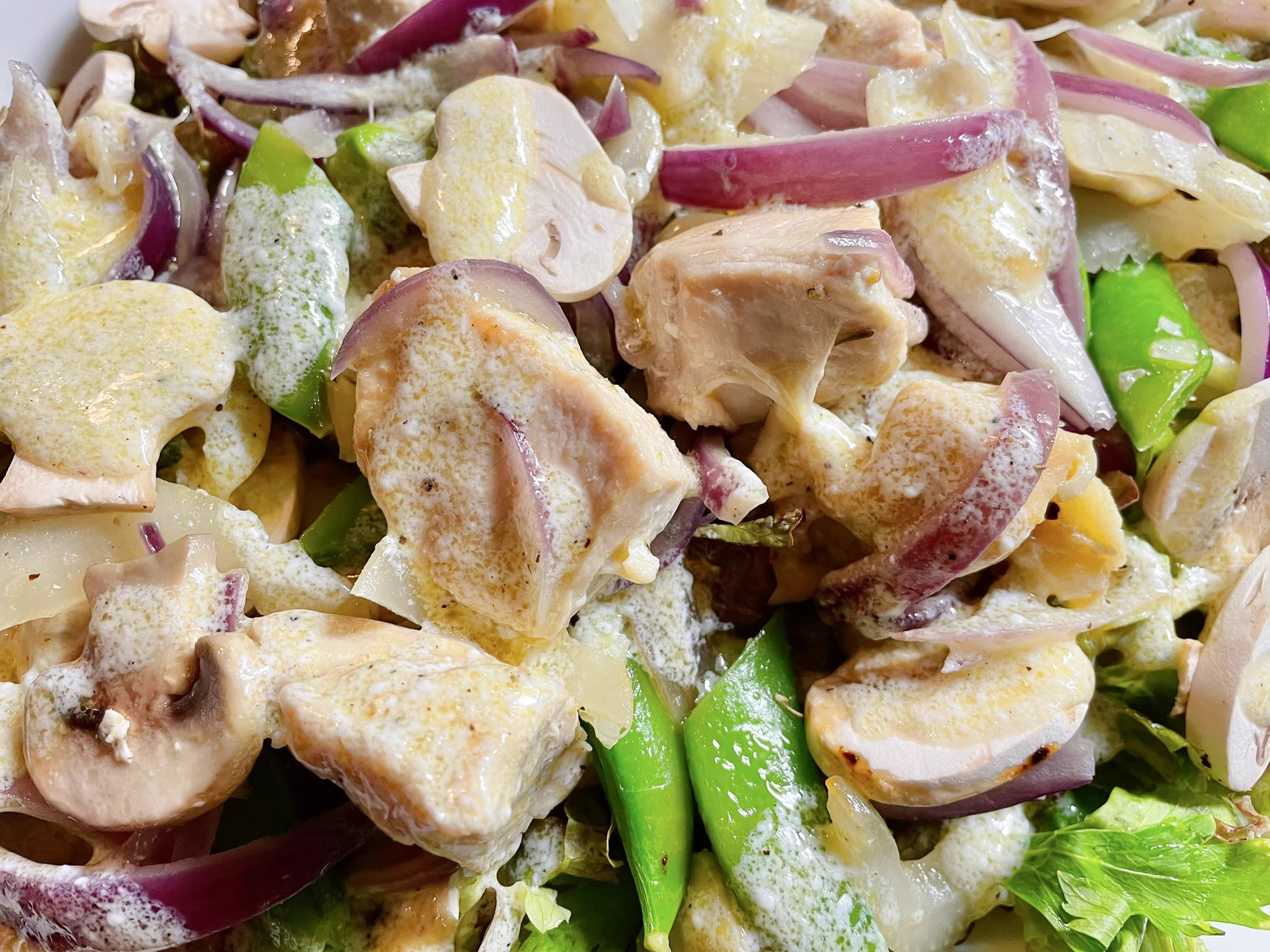 ヘルシーだけど美味しさは間違いなし！こんがり焼いた鶏肉とヨーグルトドレッシングが相性抜群！