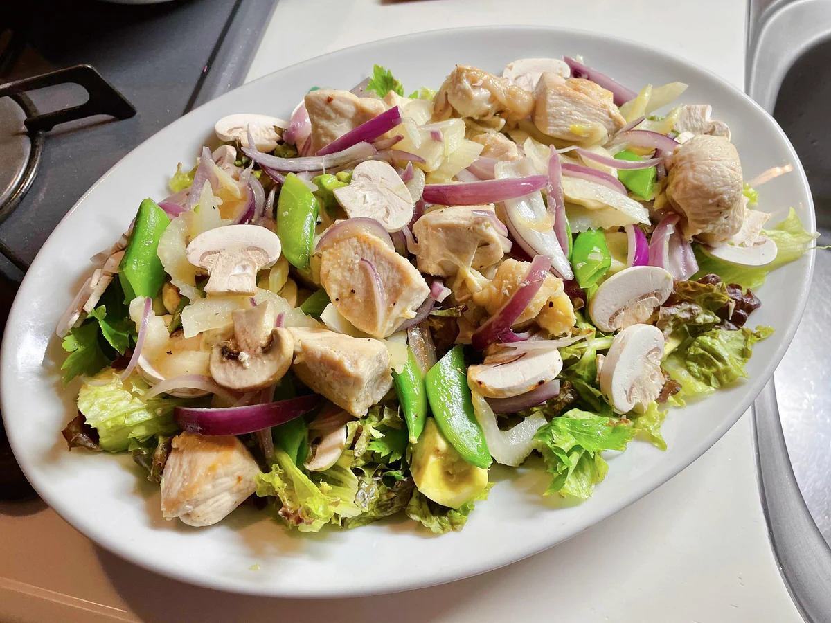 ヘルシーだけど美味しさは間違いなし！こんがり焼いた鶏肉とヨーグルトドレッシングが相性抜群！