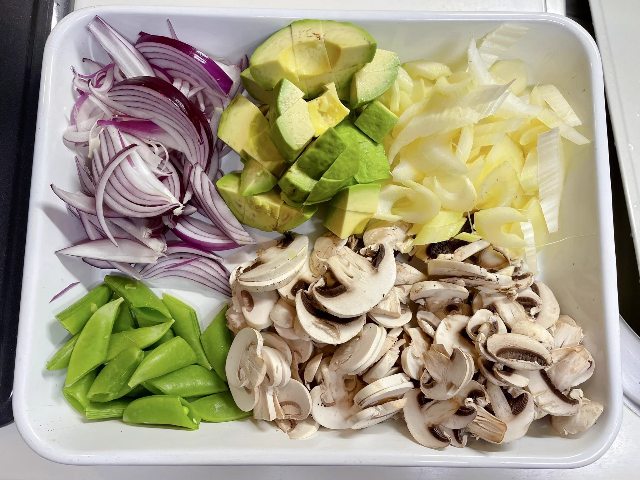 ヘルシーだけど美味しさは間違いなし！こんがり焼いた鶏肉とヨーグルトドレッシングが相性抜群！