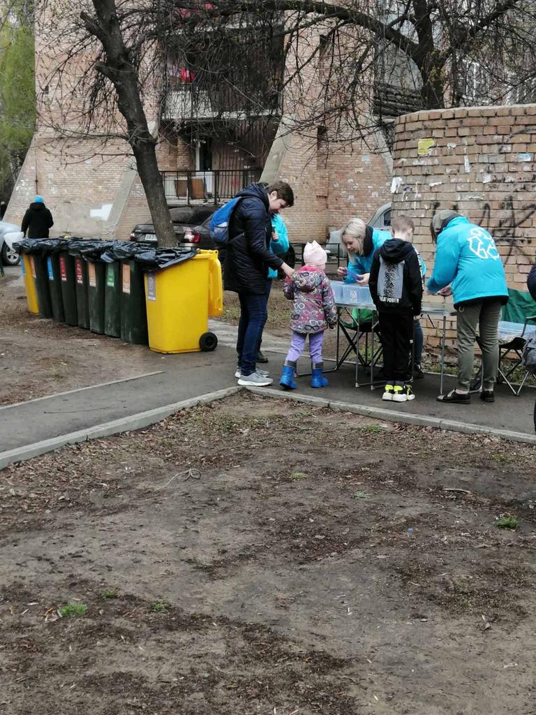 9BmVurydiTSRlkY's tweet photo. Субботник в Авиагородке с депутатом Луценко Е. Г. https://t.co/OJFnkQOenR