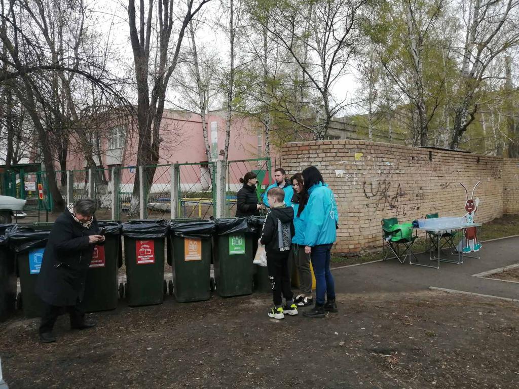 9BmVurydiTSRlkY's tweet photo. Субботник в Авиагородке с депутатом Луценко Е. Г. https://t.co/OJFnkQOenR