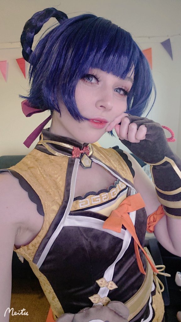 I manged to finish XiangLing (almost)! 🎊 Now I just need a kitchen for some dope spicy chili photos 👀 🌶

Genshin Impact cosplay by me 🐻