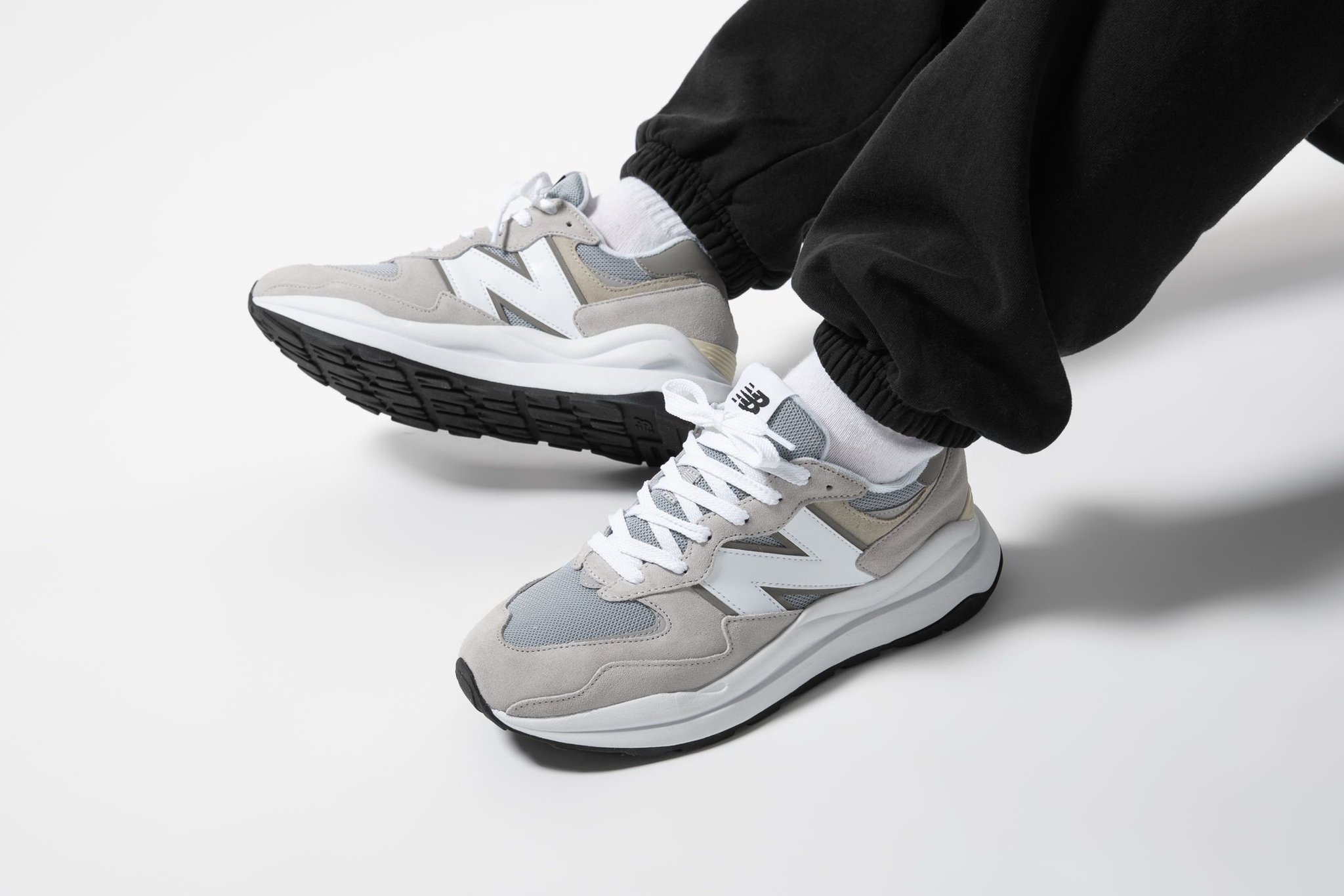 ダウズビドー New Balance 5740 trainers in grey and white | ASOS