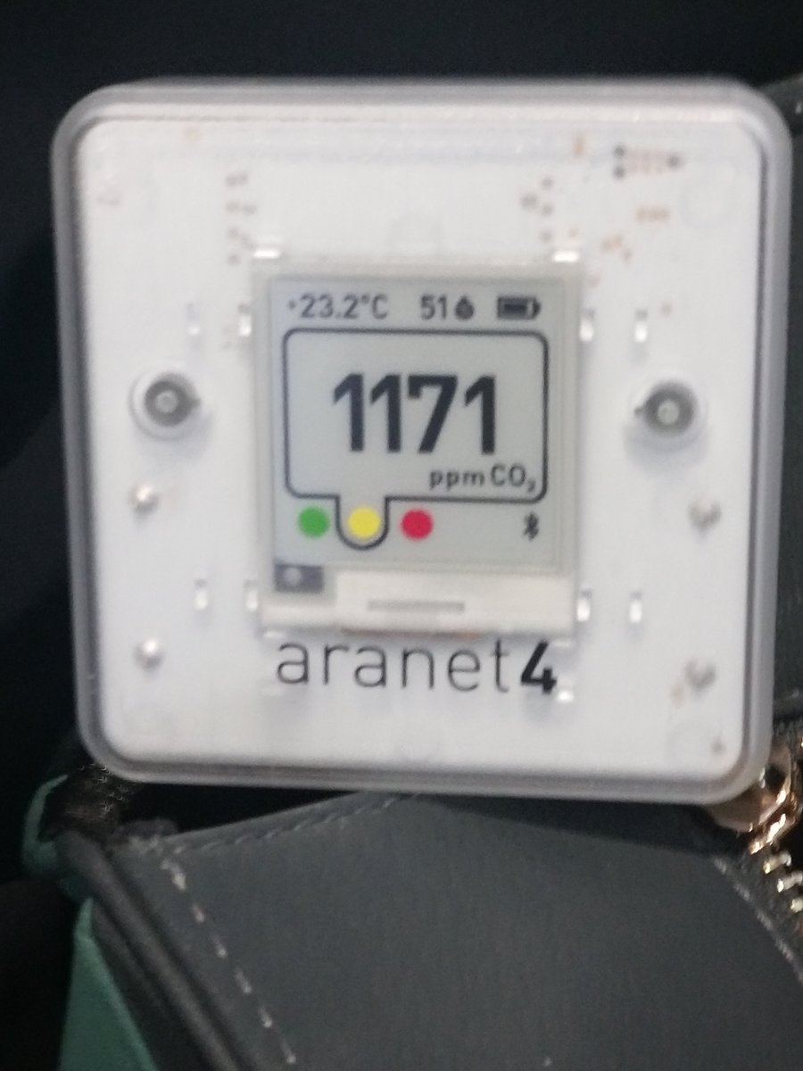 La cultura de la muerte en muchas zonas de España es muy peculiar.Los tanatorios son lugares de encuentro y socialización,pero muy,muy mal ventilados.Recordemos uno de los primeros brotes en españa en la comarca de Haro
Estas son las medidas d ayer en una sala d 60m2 y 7 pers 1/2