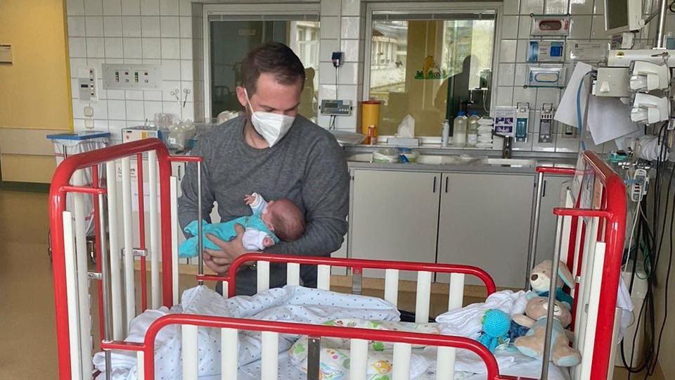 We need more of this! In Butterstadt, Germany a young man lost his pregnant 27 y.o. wife to COVID; their child born premature. Employees at his landscaping company Odenwäller came together and donated 180 vacation days & his employer added 90 more.  https://www.stern.de/familie/leben/mann-verlor-seine-schwangere-frau-an-covid-19-und-blieb-mit-einem-fruehchen-zurueck-30487314.html