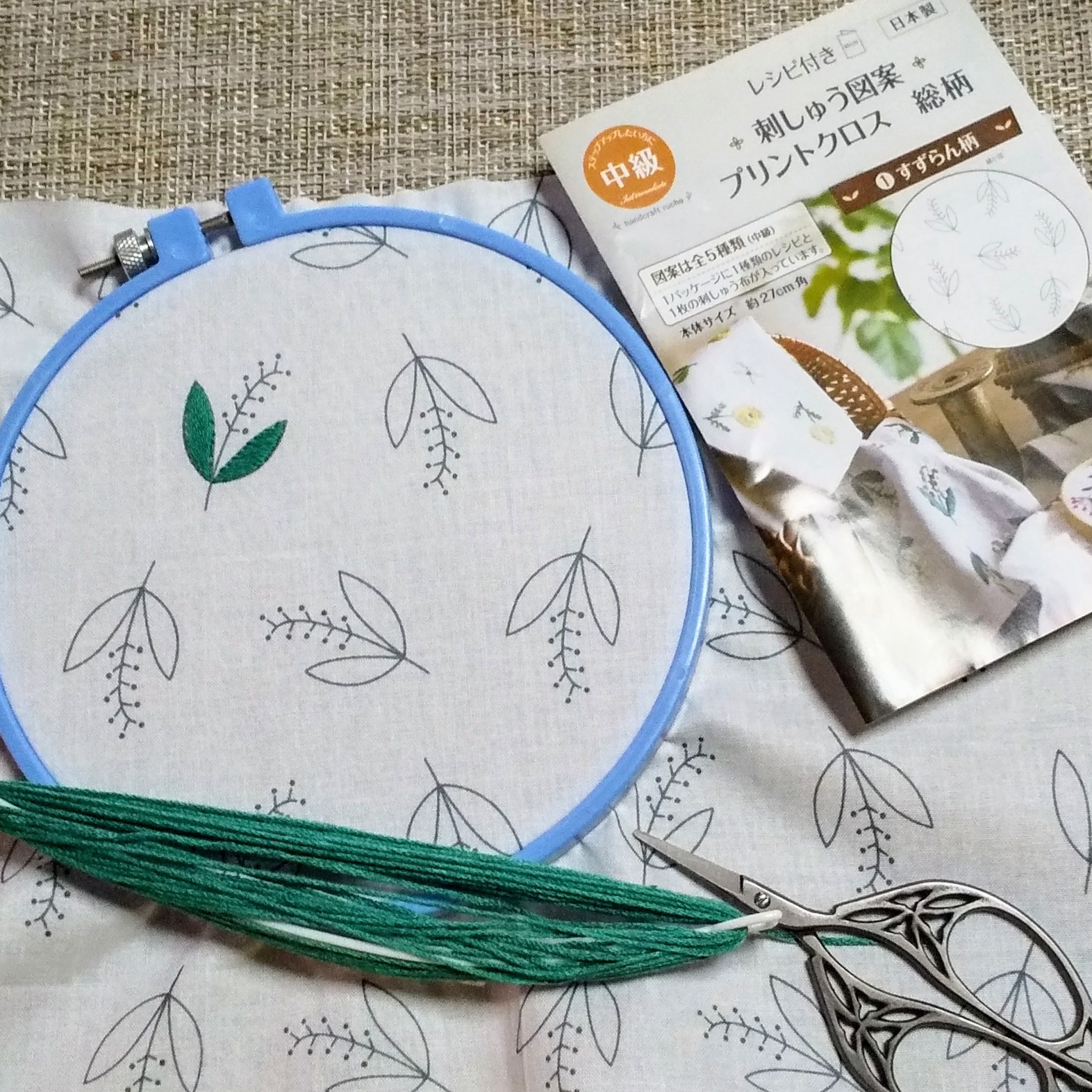 Oriole おりおーる セリアの刺繍 プリントクロス すずらんの茎まで終了 T Co Erg2xfulyo Twitter