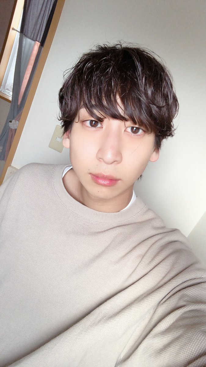 460824Na's tweet photo. 鼻のど真ん中にニキビできて最悪っていう気持ちの自撮り🤳 https://t.co/c8ET951Ng2