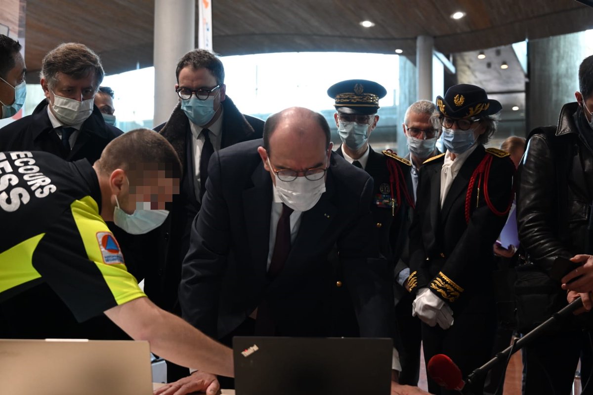 prefpolice's tweet image. Le Premier ministre @JeanCASTEX, accompagné du préfet de Police Didier Lallement, s'est ce matin rendu à l'aéroport de #Roissy dans le cadre de la mise en œuvre des mesures de contrôles renforcés dans les aéroports parisiens.