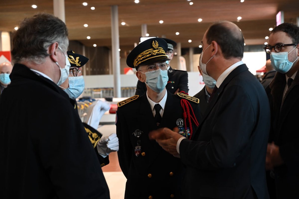 prefpolice's tweet image. Le Premier ministre @JeanCASTEX, accompagné du préfet de Police Didier Lallement, s'est ce matin rendu à l'aéroport de #Roissy dans le cadre de la mise en œuvre des mesures de contrôles renforcés dans les aéroports parisiens.