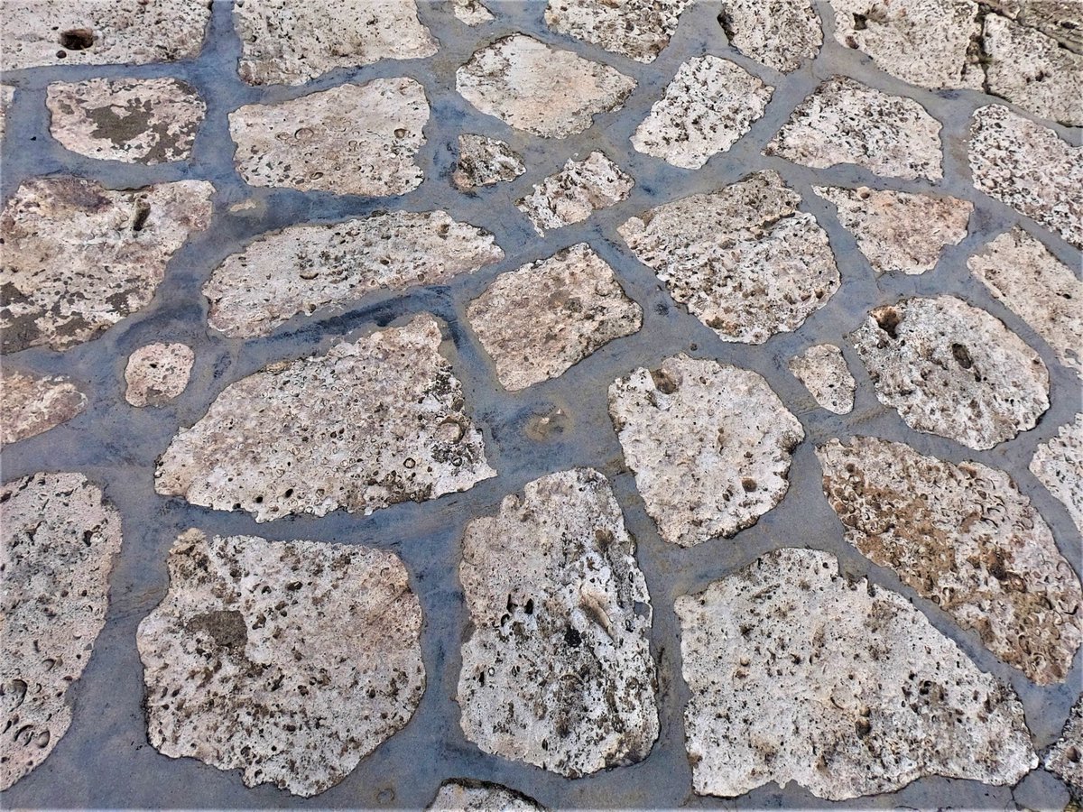 Moll de sa Duana, Portocolom. Com fiar-te d'una administració que converteix lo primer en lo segon? Per això defensam que les obres les ha de fer mà d'obra especialitzada.