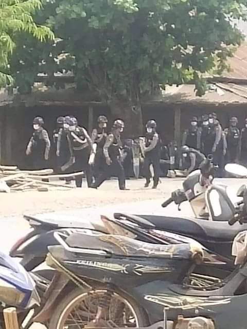 In #NaungCho, Terrorists (SAC) destroyed motorcycles by gun firing 3 times. Also Abducted some Protesters but released back as they were under 18. MAL's licensed thugs are still bullying civillians.
<a href="/ASEAN/">ASEAN</a>
#Apr25Coup
#WhatsHappeningInMyanmar