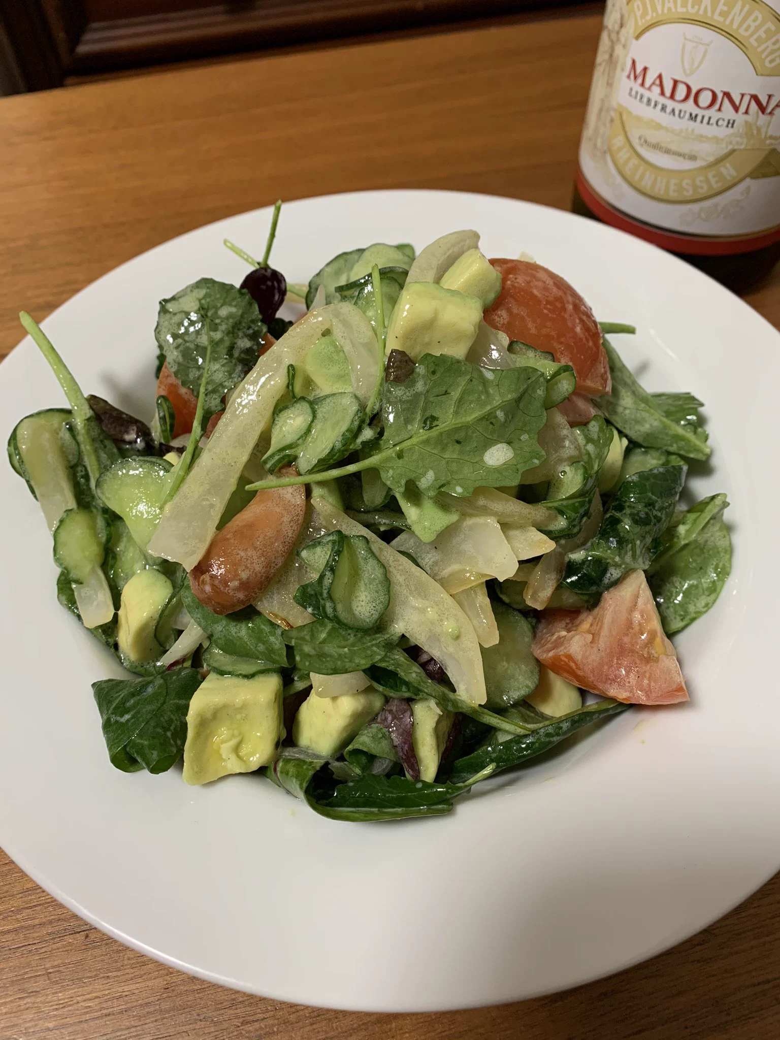 今日の夜サラダ🥗は、おりえさんのヨーグルトドレッシングで。
お酒のおつまみにしたかったから、ちょいとニンニクチューブも入れました😚
具材は適当！冷蔵庫にあるもので。
まったりして美味しい〜☺️  
