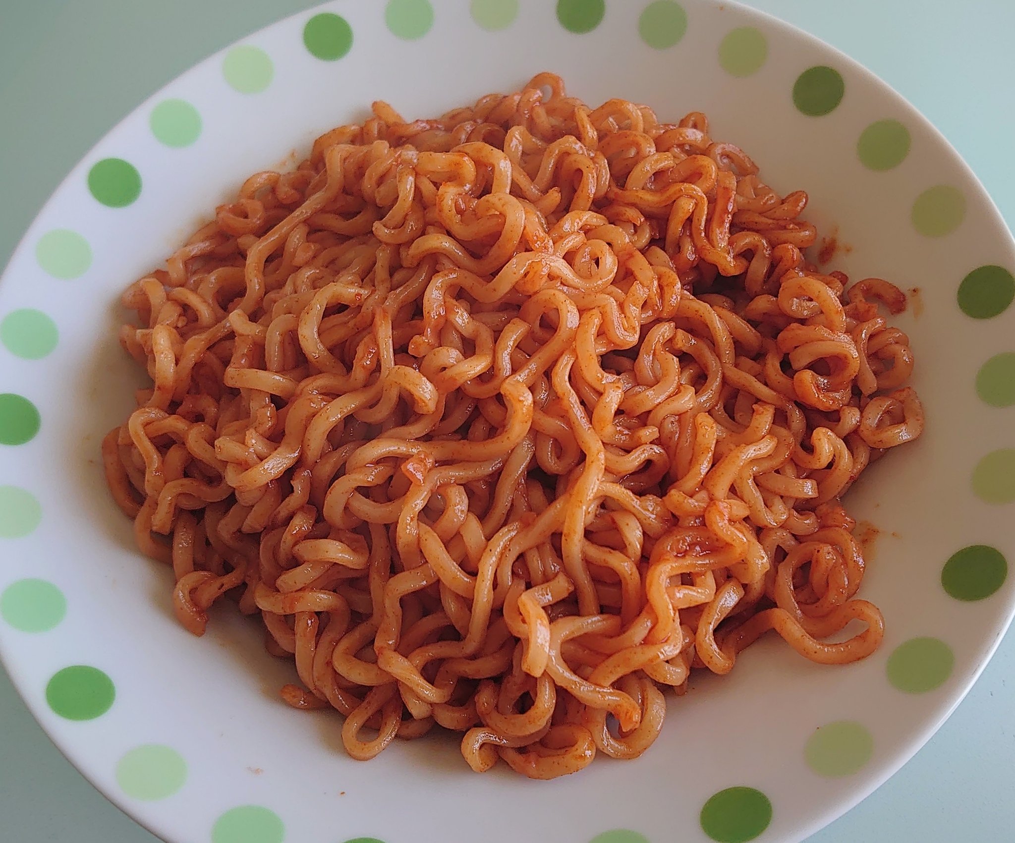 鷹の目か んまッ 爆裂辛麺 韓国風 極太大盛激辛焼きそば 某炒め麺リスペクトなテイスト 辛さは申し分ないですが 少し粉っぽさがあり 尚更飲み物が欲しくなる印象 本来の味を確かめたくて具なし で食べてみましたが 野菜や卵の追加でさらに美味しく
